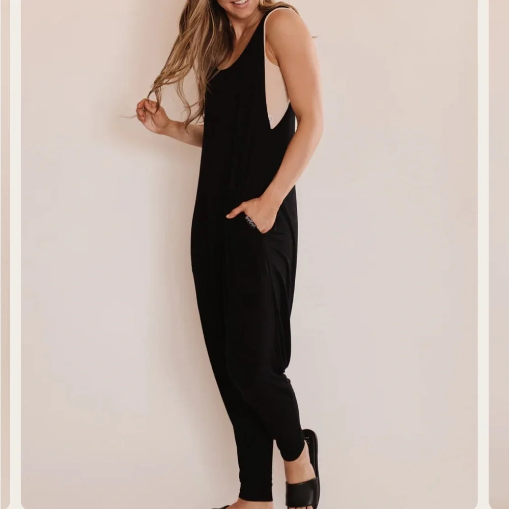 Momper Romper‎ Black Sleeveless Stretchy Jumpsuit. Size Medium.
